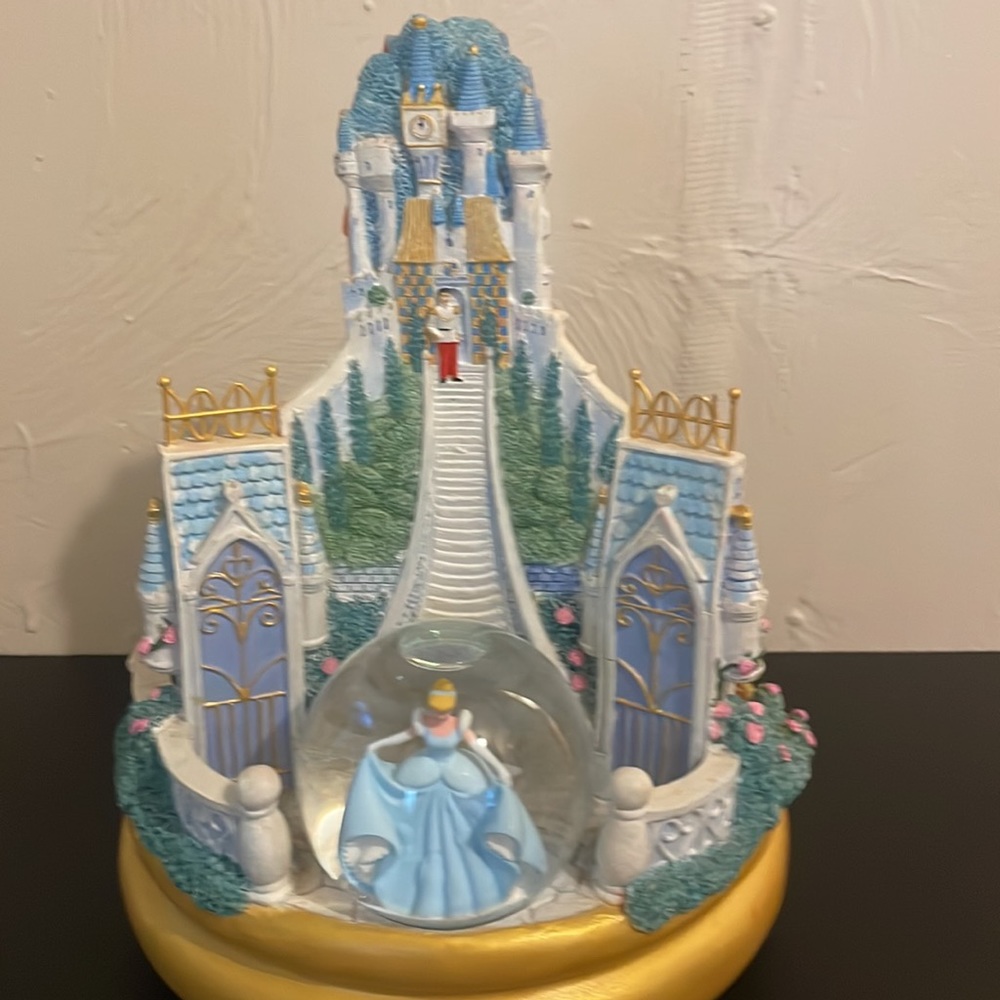 Disneyland Exclusive 3 in 1 Musical Snow Globe Aurora, Cinderella and Snow White